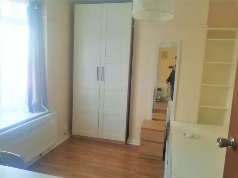 ROOM in CARSHALTON SM5