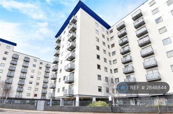 2 bedroom flat in Prince Regent Road, Hounslow, TW3 (2 bed) (#2848844)