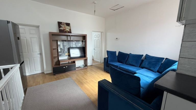 2 bedroom flat - M14