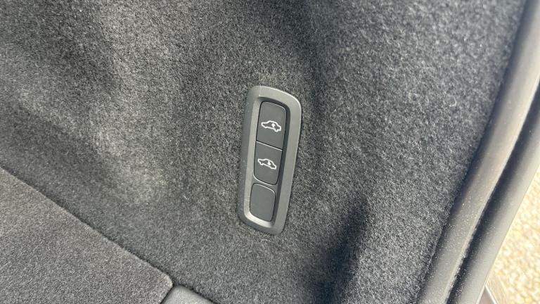 2024 Volvo XC60 Recharge Ultimate, T8 AWD Plug-in hybrid, Electric/Petrol, Bright ESTATE Petrol/E...