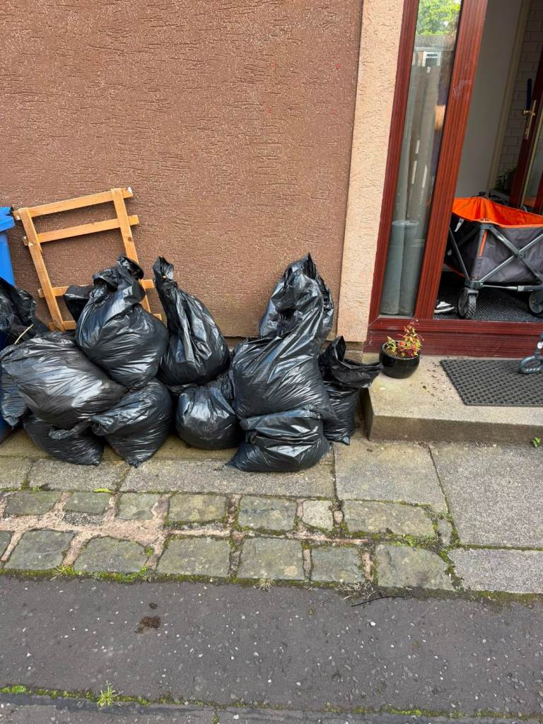 RELIABLE RUBBISH REMOVAL - HOUSE/GARAGE/GARDEN CLEARANCE - BINS EMPTIED - COUCH/MATTRESS UPLIFT