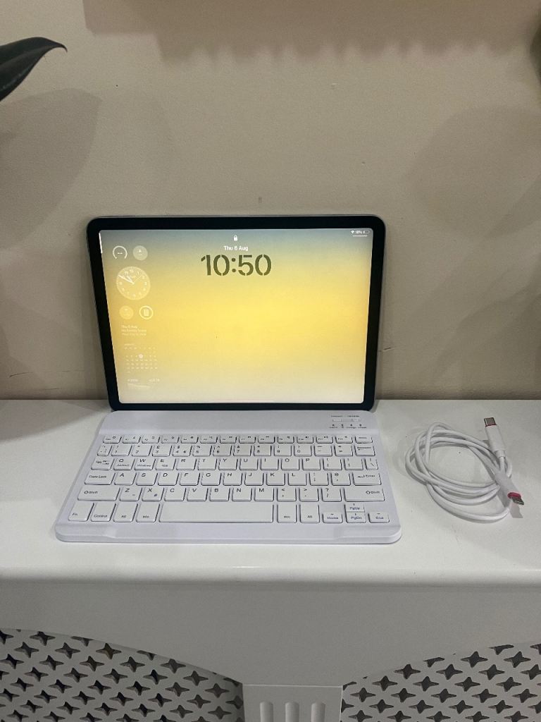 iPad Air 4 with keyboard 