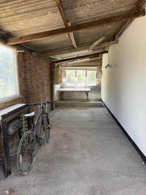 Garage / Storage for rent - Chadwell Heath -  Romford
