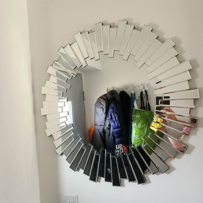 Large mirror, 80 cm diameter, 1.8cm thick. Stylish Sunburst Wall Mirror – Good Condition