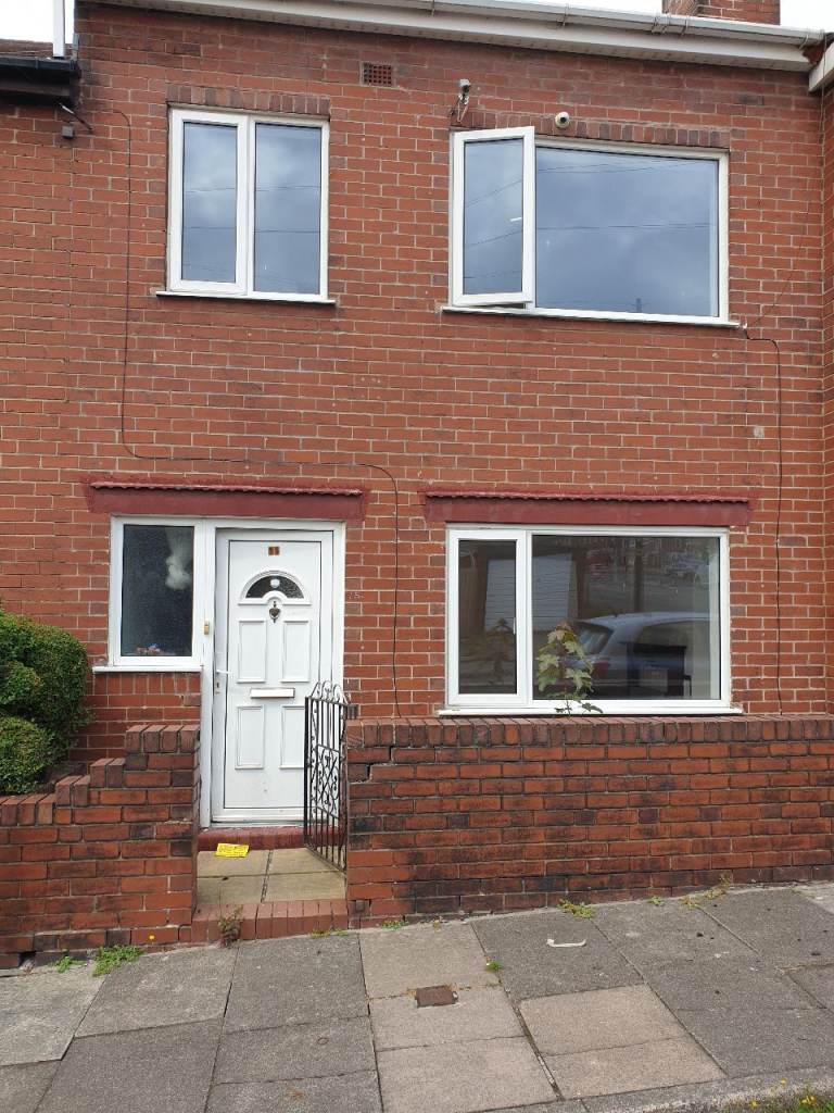 **AVAILABLE**3 BEDROOM**MID TERRACE**BEESTON STREET**LONGTON**