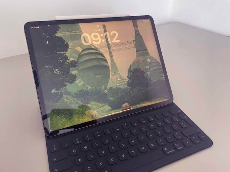 iPad Pro 12.9 Gen5 - M1, 256g, WiFi + Cellular, Space Grey - w Apple Pencil 2 and Keyboard Case