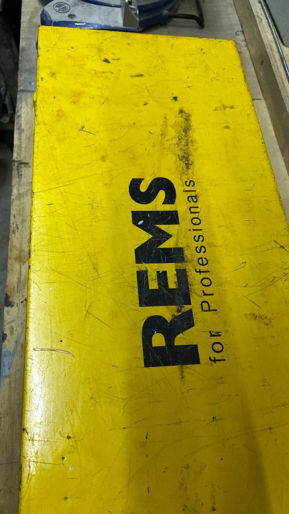 Rems Amigo 2 pipe threading machine