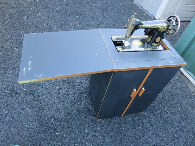 SINGER vintage antique sewing machine in cupboard Cabinet EC261102