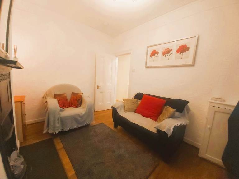 2 rms in 2 bed house Belfast near All State Lanyon Train Titanic BT City Cen. Avail 1st Sept'26