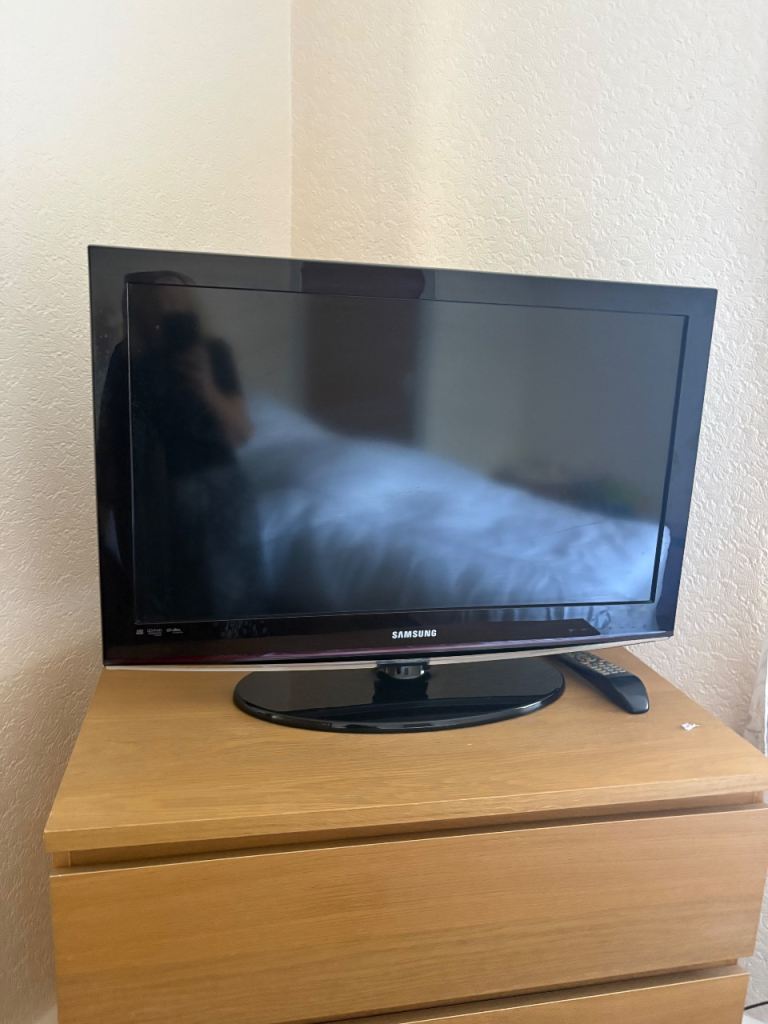Samsung Flat Screen 32 inch TV with Remote – Good Condition