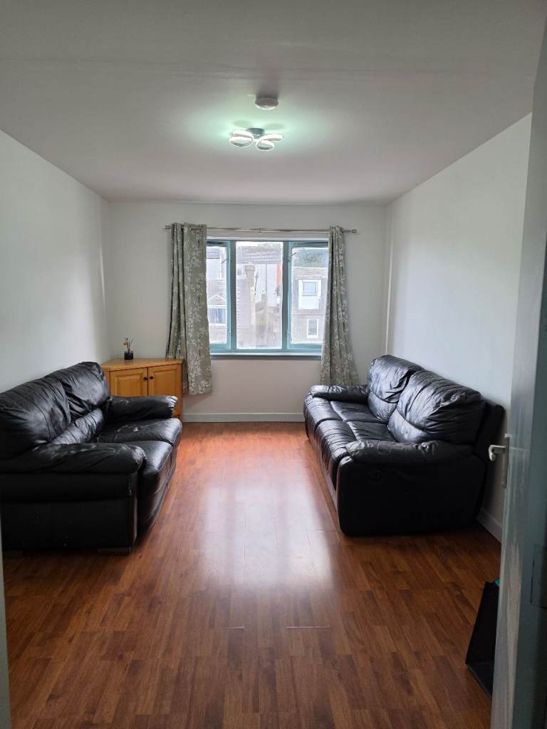 2 fully furniture bedroom flat to rent with private parking