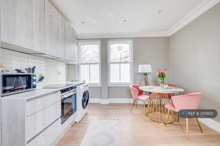 1 bedroom flat in Lillie Road, London, SW6 (1 bed) (#3058121)