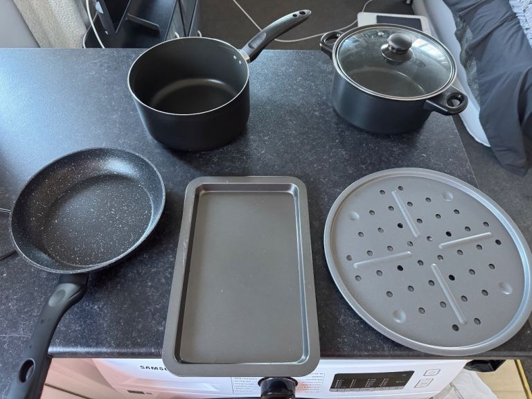 Saucepan, Frying pan and pizza trays