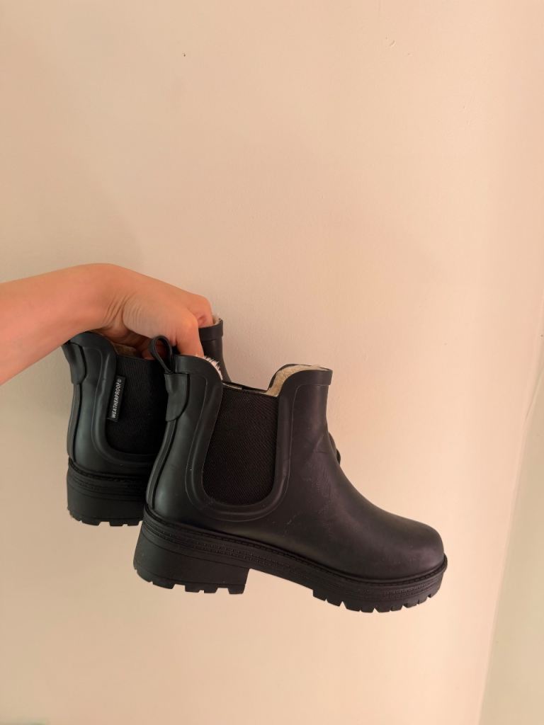 Weatherproof Black Boots with fur inside