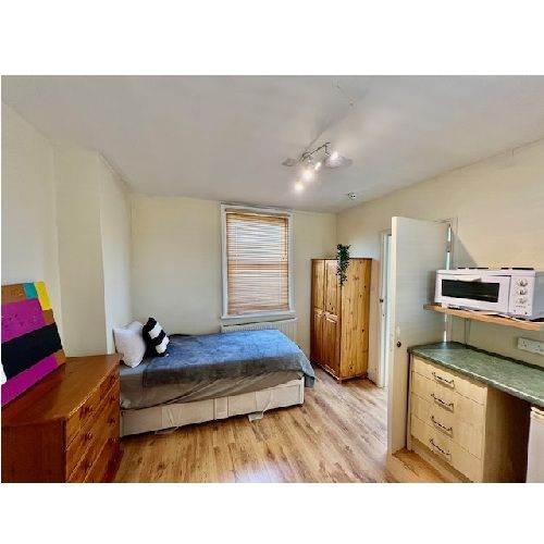 Single Self-Contained Studio on Perham Road, West Kensington, W14 9SS ***Utility Bills Inc***