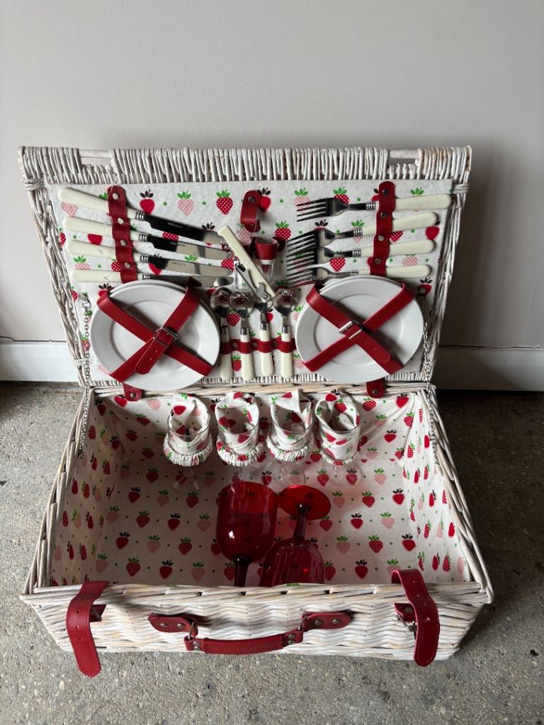 Brand new/ vintage  beautiful 4 person wicker picnic hamper with strawberry print lining and napkins