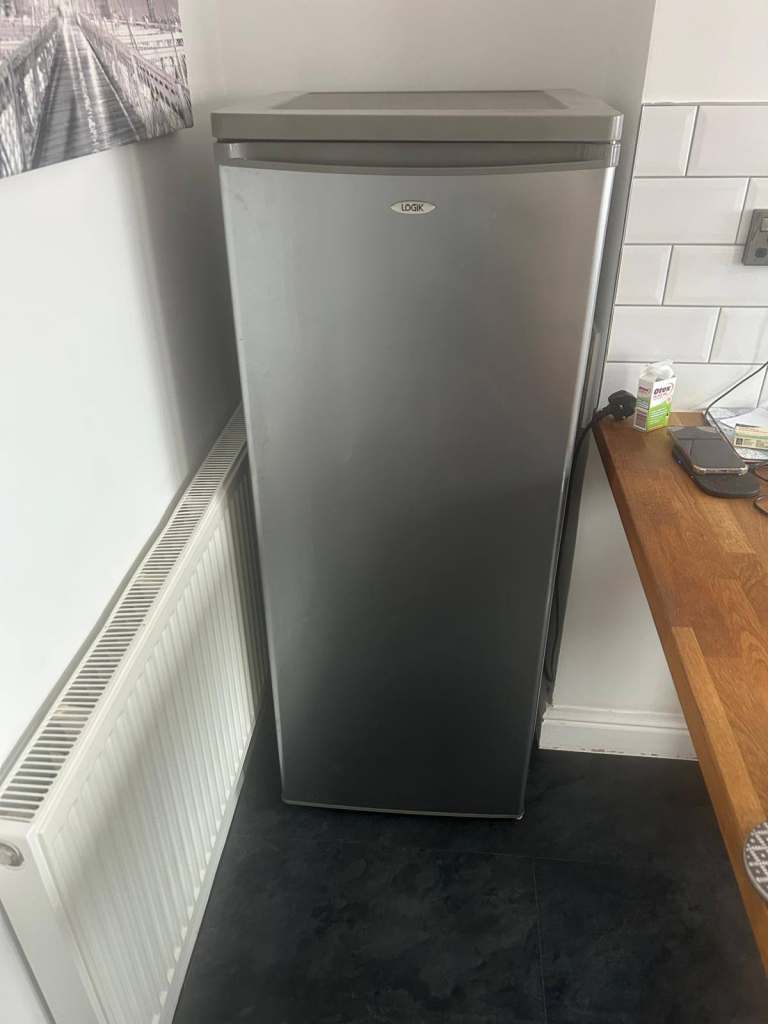 Logic upright Freezer 