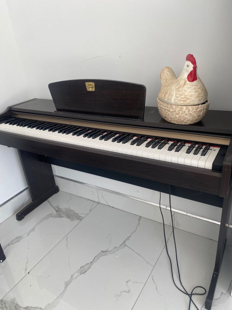 🎹 Yamaha Clavinova CLP-110 Digital Piano – Excellent Condition