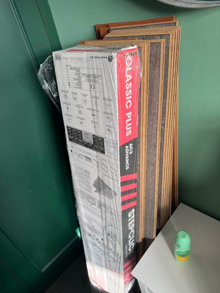 Wiltshire Oak 8mm Laminate Flooring Plus Underlay