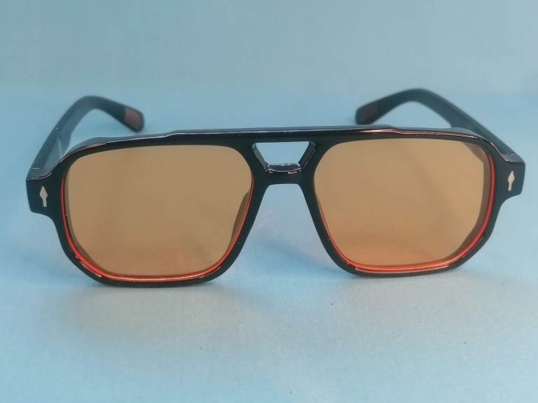 Very stylish Unisex Sunglasses. Good condition.