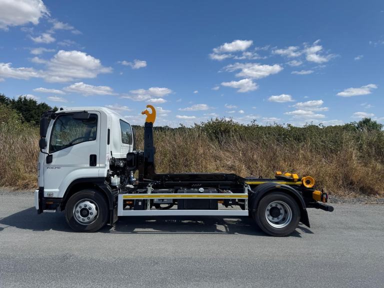 Isuzu Forward F135-240 DIESEL AUTOMATIC 2025