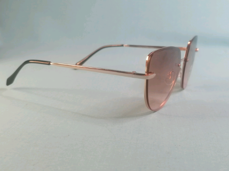 Brand new Women's Sunglass. 100% UV protection. 