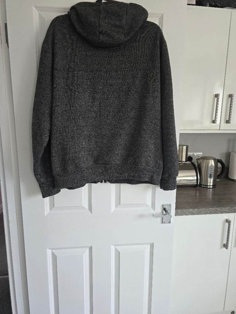 MENS GREY HOODIE SIZE XL GEORGE  COST £16 WHEN NEW WASHED AND READY TO WEAR  £8 NO OFFERS 