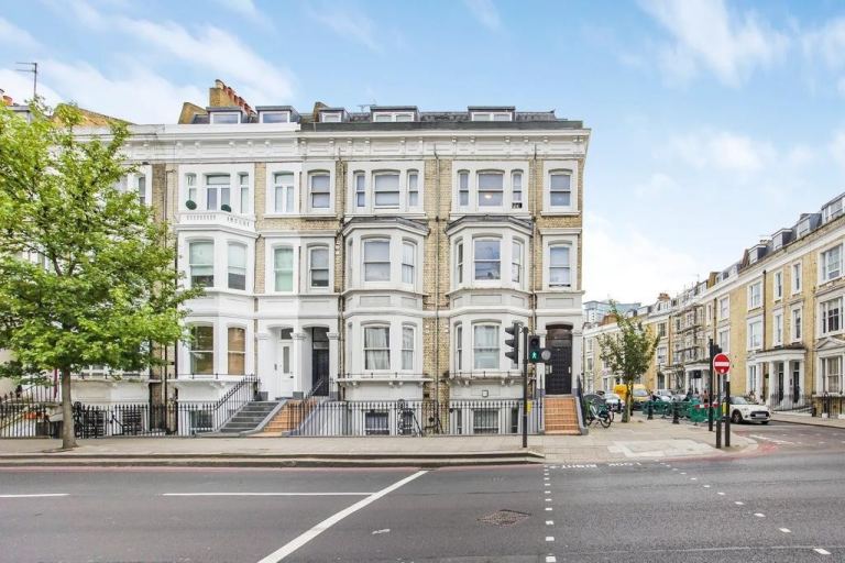 Happy to offer this delightful studio apartment in Warwick Rd, Kensington, Earls Court, SW5-Ref: 527