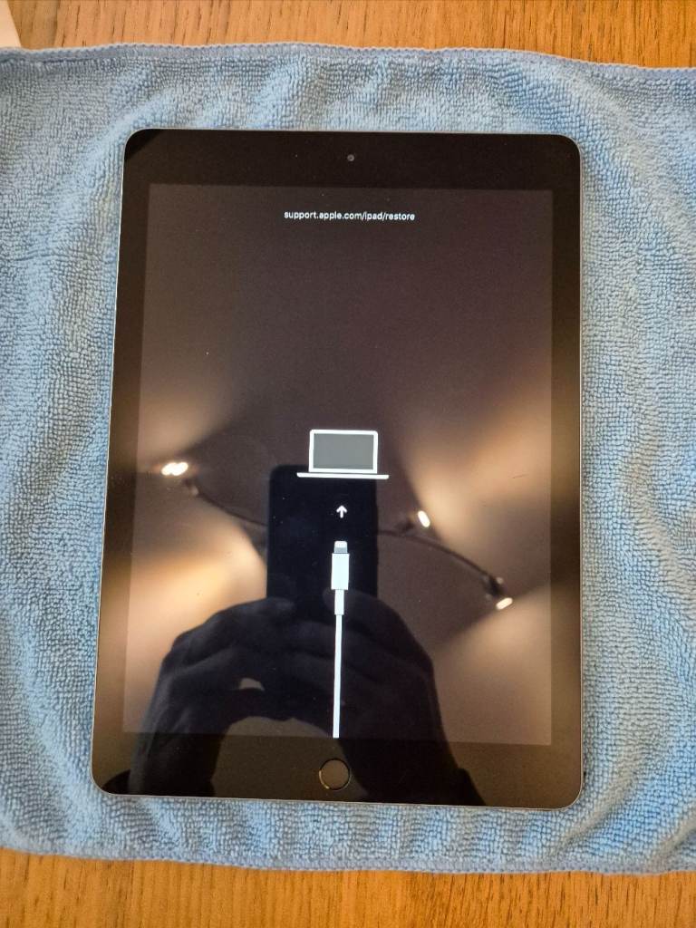 Apple iPad 9.7" 6th Gen (Wi-Fi Only) 32GB - SELLING AS SPARES AND REPAIRS