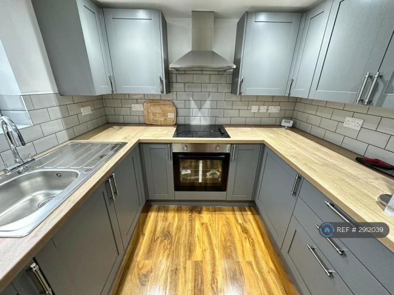 1 bedroom in Alfreton Road, Nottingham, NG7 (#2912039)