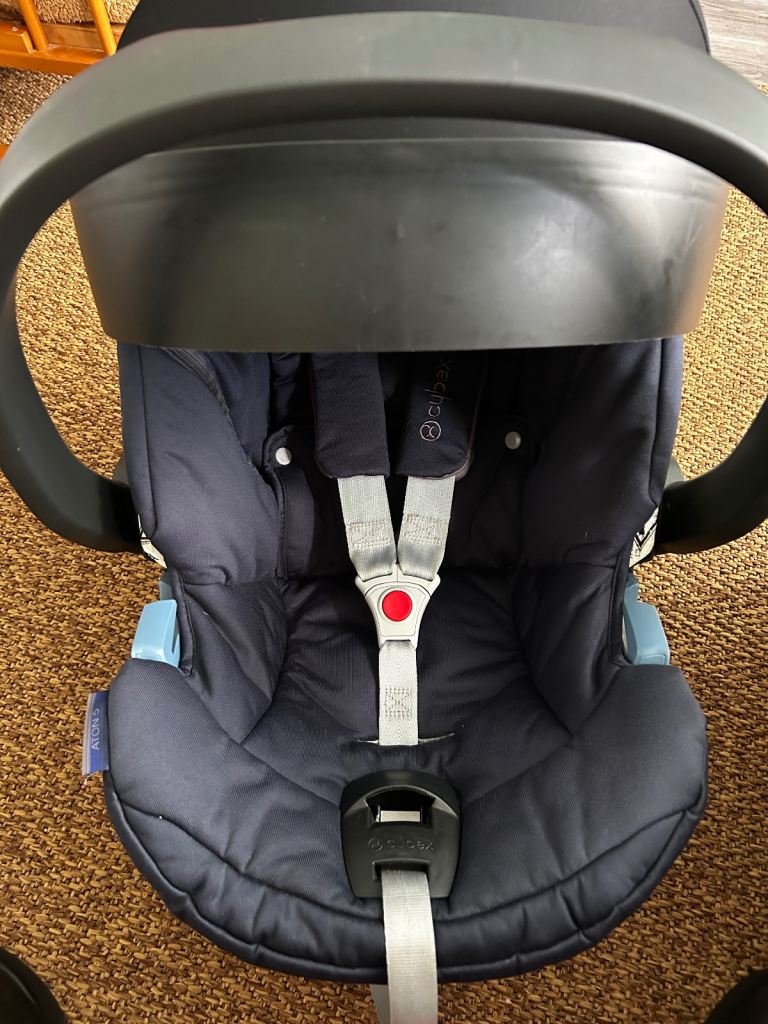 Reduced - Cybex Aton 5 Car Seat and Base (includes isofix clips)