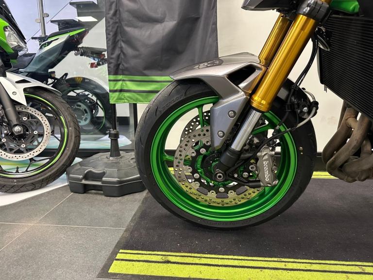 KAWASAKI Z900 SE PERFORMANCE--AKRAPOVIC-OHLINS SHOCK-BREMBO BRAKES