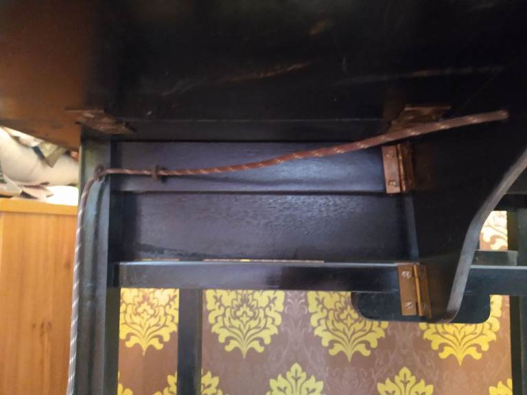 Folding coffee table 