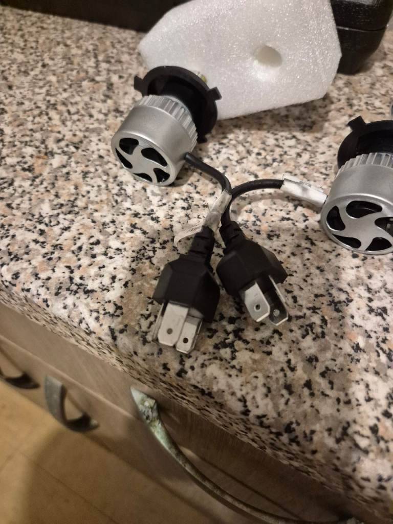 BRAND NEW RED BULBS 100 WATTS EACH BULB H4 3 PIN