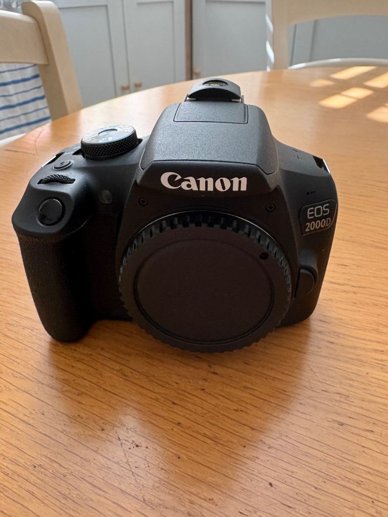 EOS 2000D kit + Extras