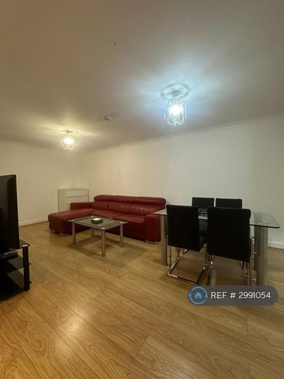 2 bedroom flat in Tramway Court, London, E1 (2 bed) (#2991054)