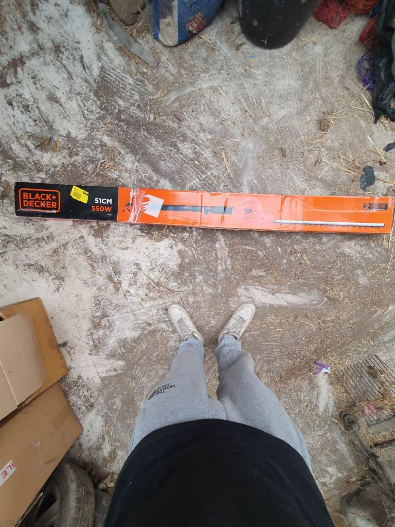 BLACK+DECKER Corded 550W Hedge Trimmer with 51cm Blade, 