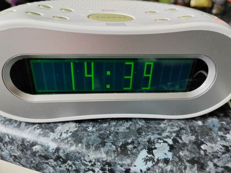 Bush DABCR2004 DAB/FM Alarm Clock Radio – Working + Adaptor