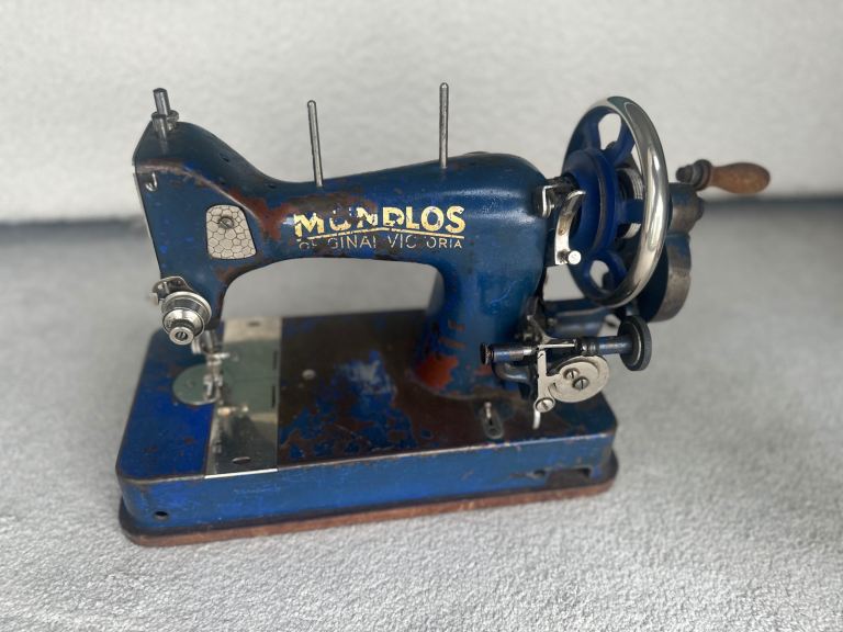 Vintage Mundlos Original Victoria Sewing Machine