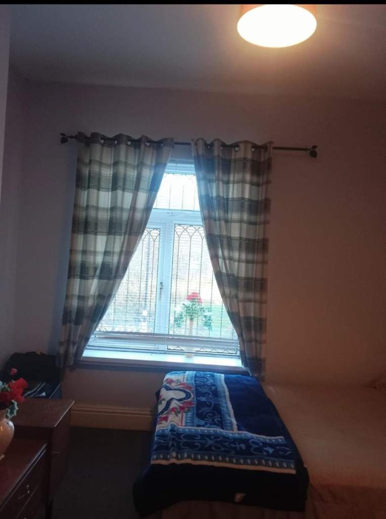 1 bedroom Available in 2 bedroom house 