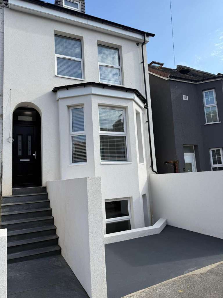 BRAND NEW - DOUBLE ROOM WITH OWN BATHROOM & KITCHENETTE FOR RENT IN CROMWELL RD LU3 1DP