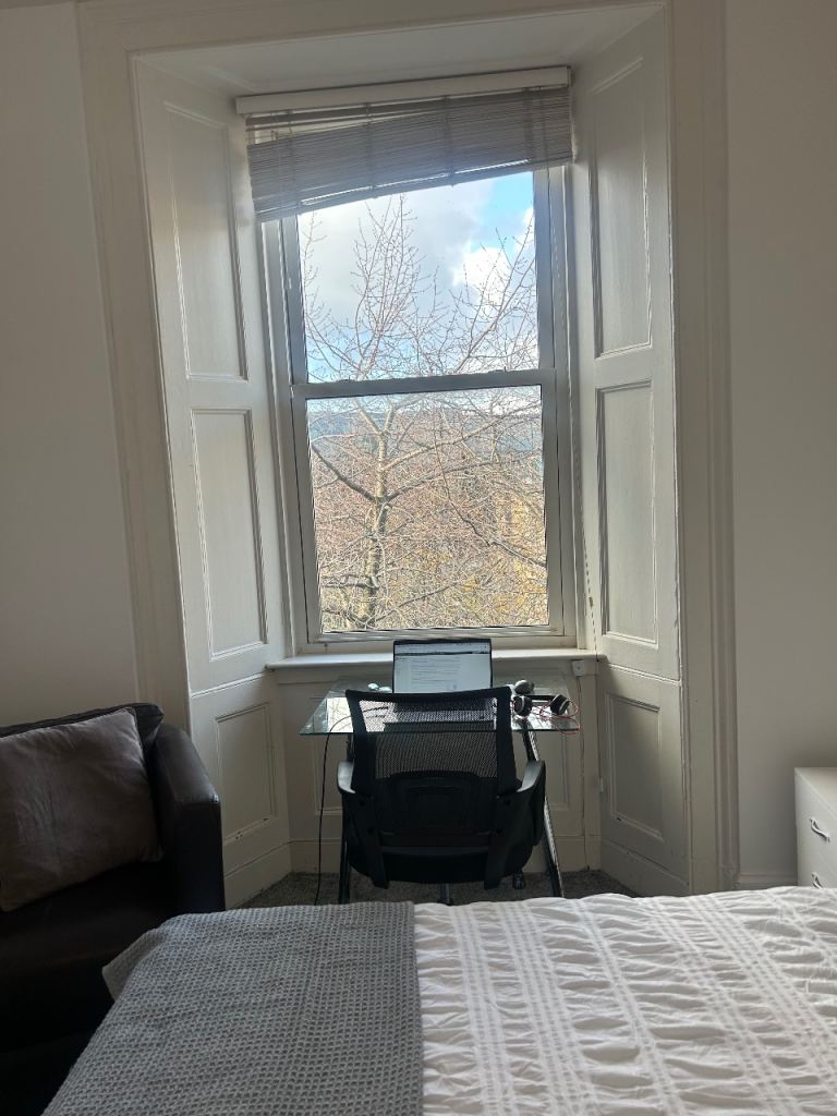 Bright 2-Bedroom Flat Near Haymarket Station – Furnished