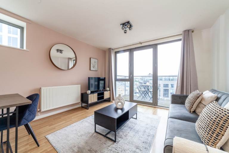 🌇 2-Bed w/ Terrace & Parking | Long-term | Company Lets Welcome – Stratford E15