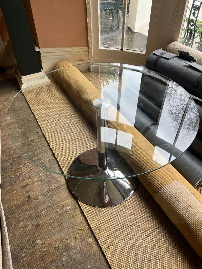 Circular Glass Table: 110cm diameter x 74cm Height