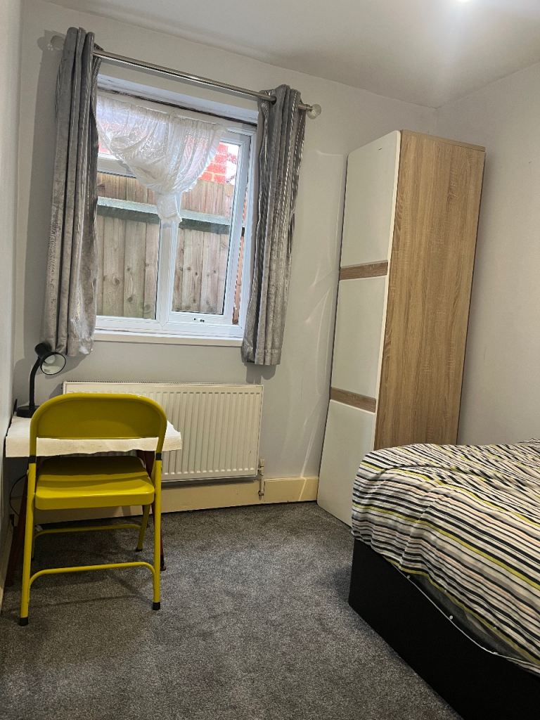 Room to let inUB5 5RF AREA
