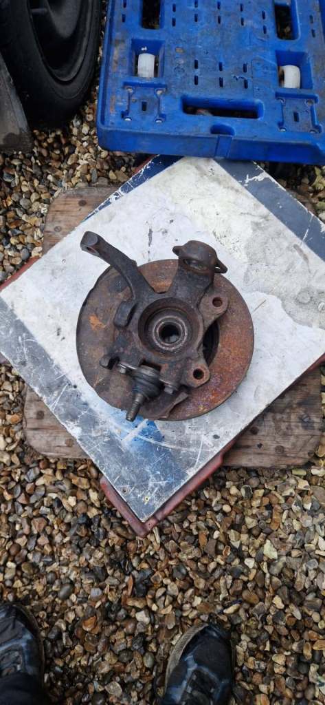 VW Transporter T4 Caravelle 99-03 Front Left passenger side Wheel Hub 7D0501647A