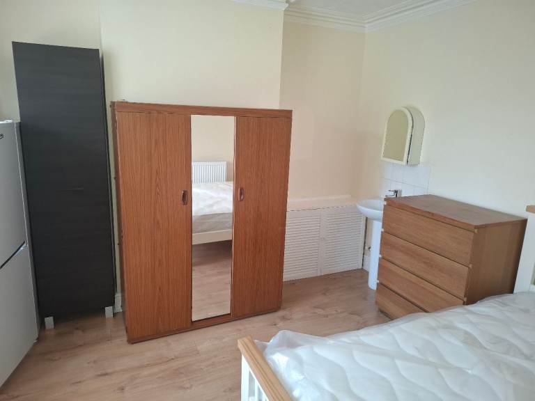 Nice Double Room to rent, opposite BCOT, near Basingstoke town centre/Festival Place
