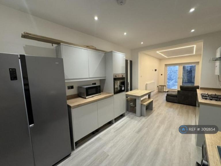 5 bedroom house in Glenroy, Cardiff, CF24 (5 bed) (#3012854)