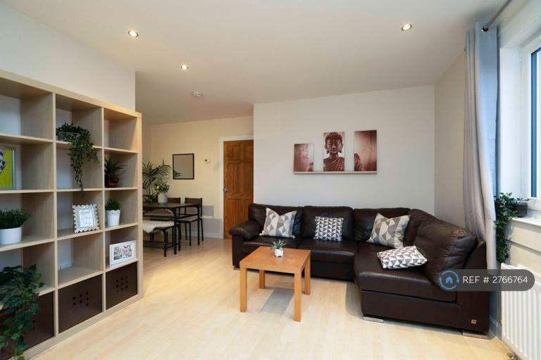 1 bedroom flat in South Gyle Loan, Edinburgh, EH12 (1 bed) (#2766764)