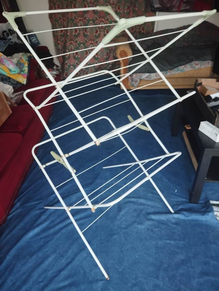 White Metal Clothes Drying Rack – Good Condition